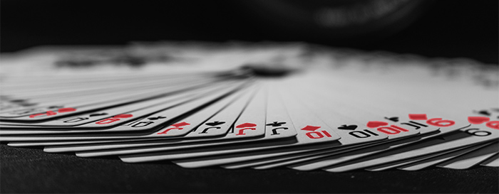 Bisogna sempre giocare onestamente quando si hanno le carte vincenti. (O. Wilde)