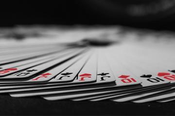 Bisogna sempre giocare onestamente quando si hanno le carte vincenti. (O. Wilde)